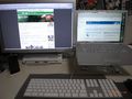 Apple Cinemaディスプレイ(24インチ）とスタンドに乗せたMacBook Pro。机上整理